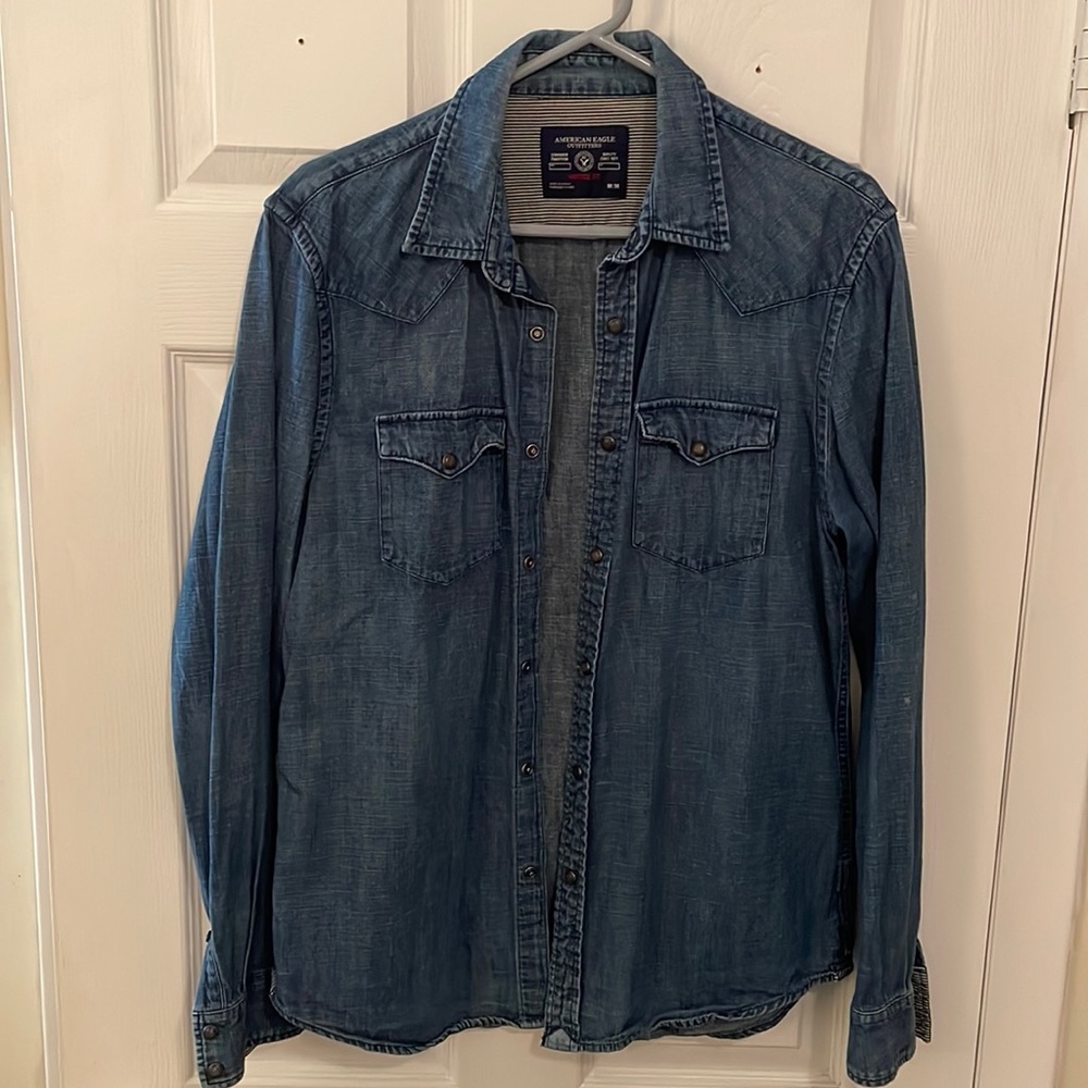 AMERICAN EAGLE OUTFITTERS Men’s Size Medium Denim Button Down Shirt